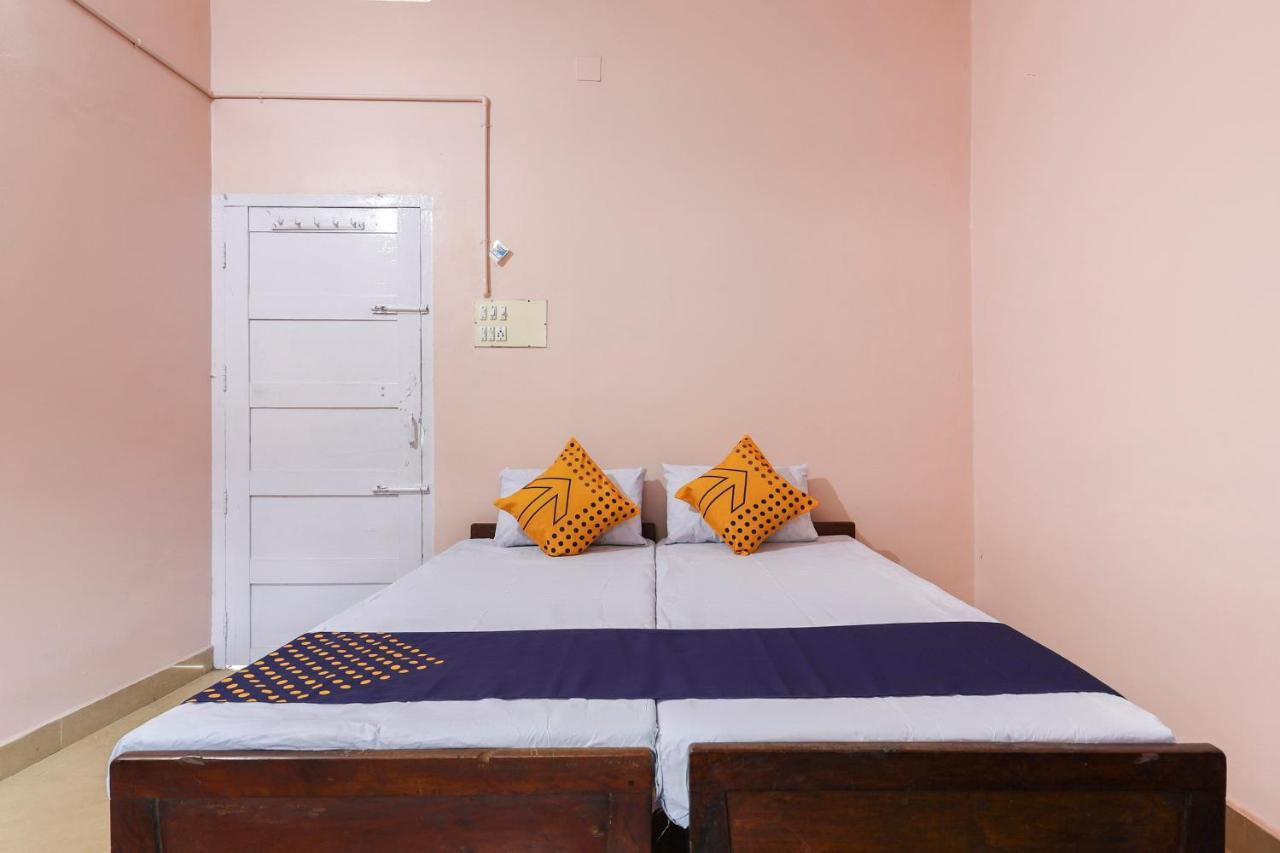 Spot On 68111 Jeena Motels Колам Екстериор снимка