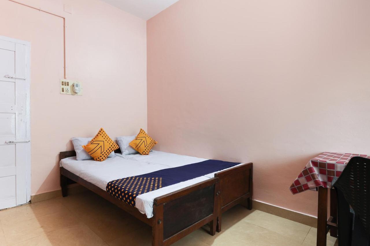 Spot On 68111 Jeena Motels Колам Стая снимка